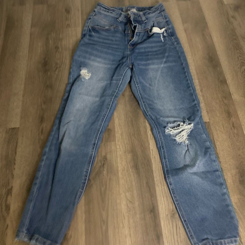 Dark blue skinny jeans.